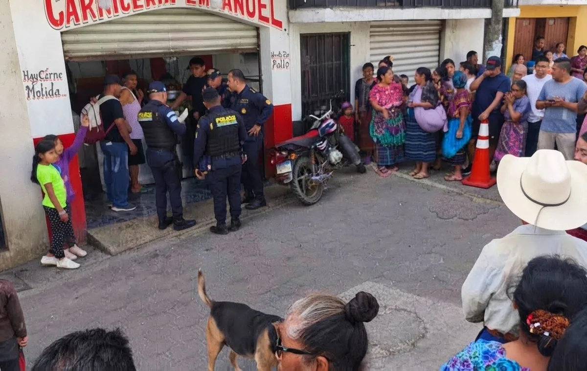 Irrumpió con un casco de motorista y baleó a dos hombres dentro de una carnicería en Guatemala
