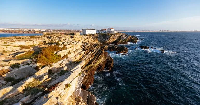 Buscas suspensas por pescador em Peniche