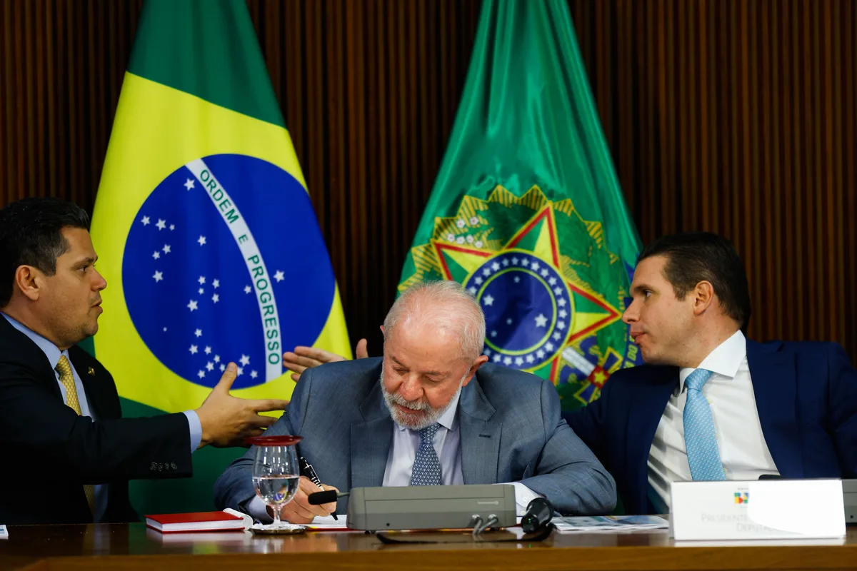 Lula cobra votação da PEC do fim da 6x1 no Senado e culpa oposição liderada por Flávio por atraso