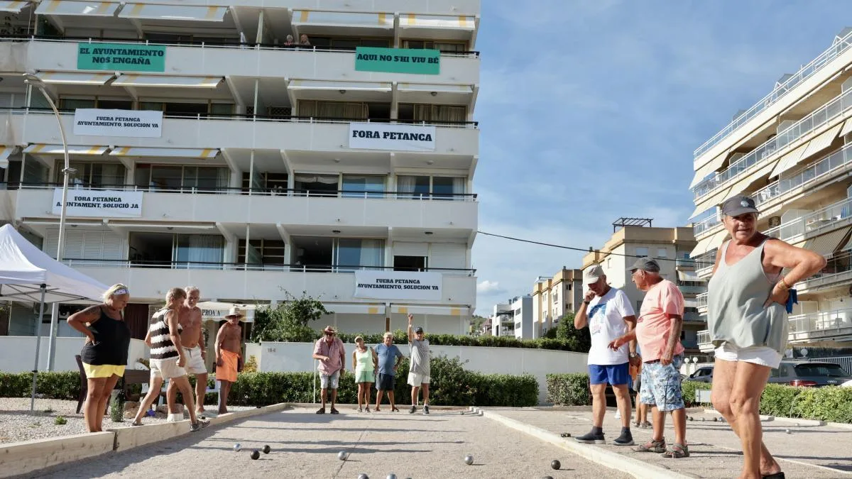 Choque entre un club de petanca de jubilados y los vecinos en Calafell