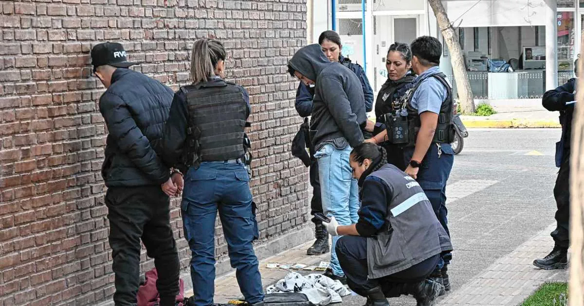 Tensión en pleno centro de Roca: persiguen y atrapan a dos ladrones que robaban autos a plena luz del día