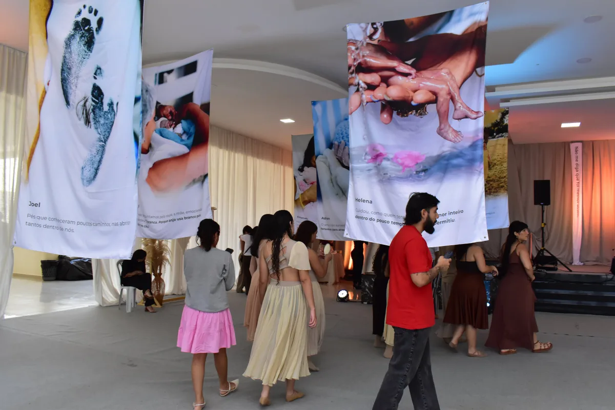 Exposição fotográfica reúne histórias de 16 famílias que perderam filhos em Boa Vista
