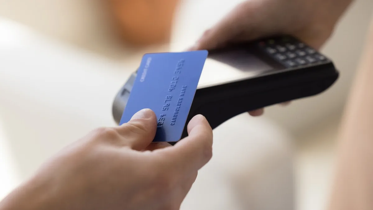 Banxico y CNBV suavizan su propuesta para bajar las cuotas por pagos con tarjeta