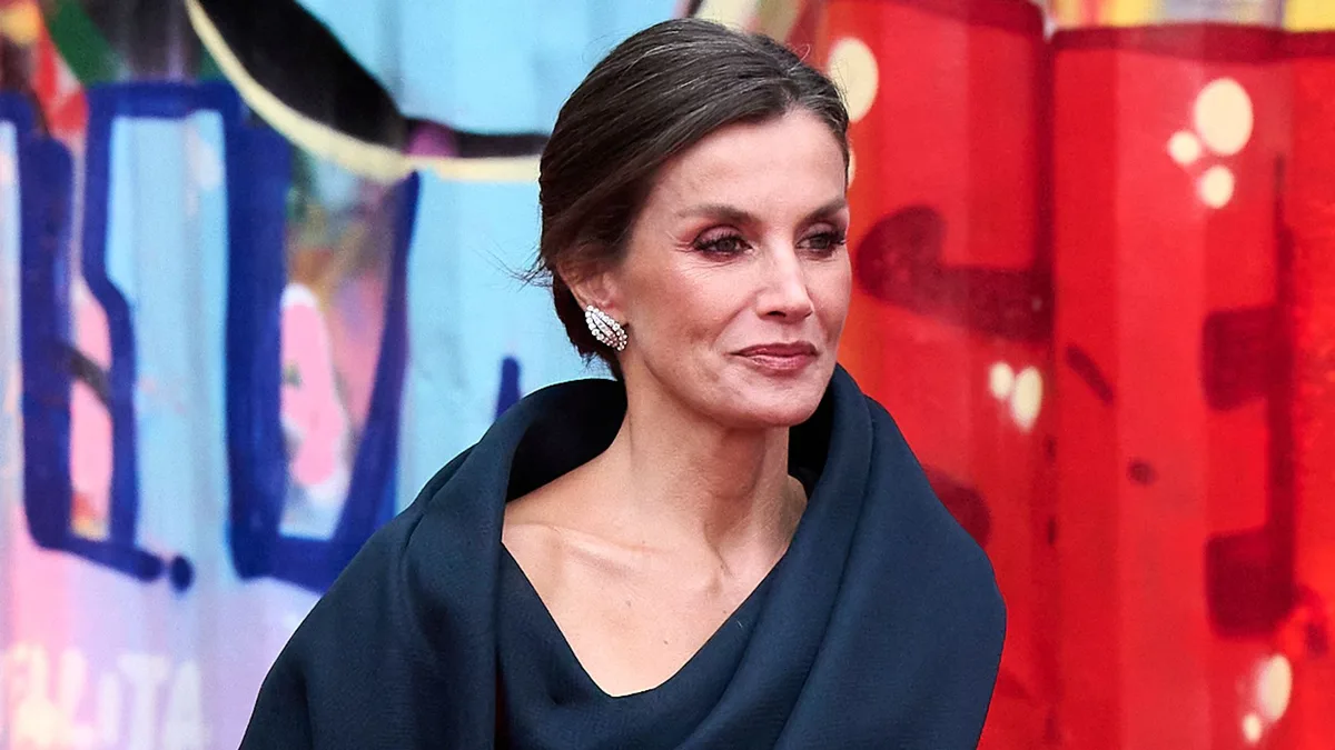 Los 7 vestidos de fiesta de la reina Letizia con los escotes más especiales: de la gran flor al de rejilla