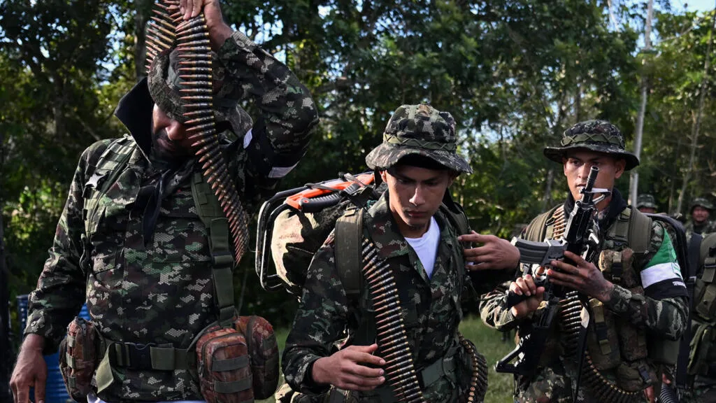 Colombie: Human Rights Watch accuse des groupes armés de recruter des enfants à l'aide des réseaux sociaux