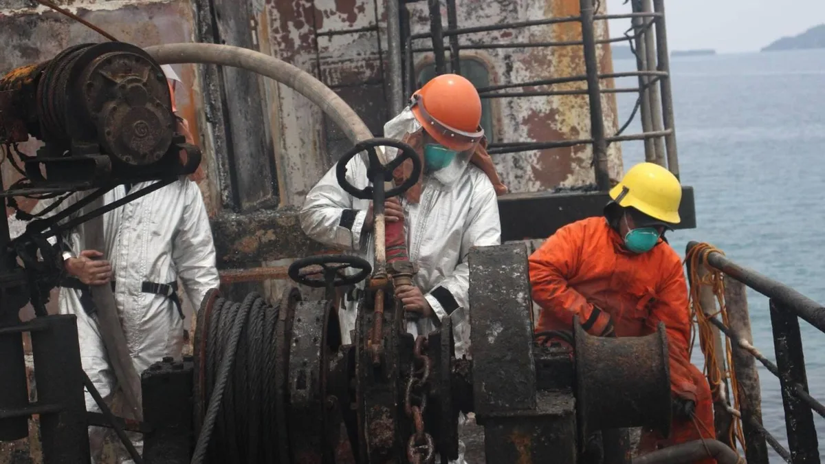 Aumentan a 76 los muertos por el incendio en un barco en el oeste de Filipinas