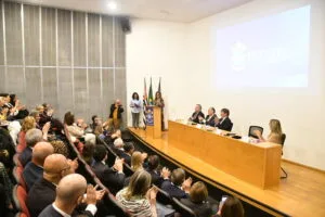 Ministra Morgana de Almeida recebe Colar do Mérito Acadêmico na PUC-SP