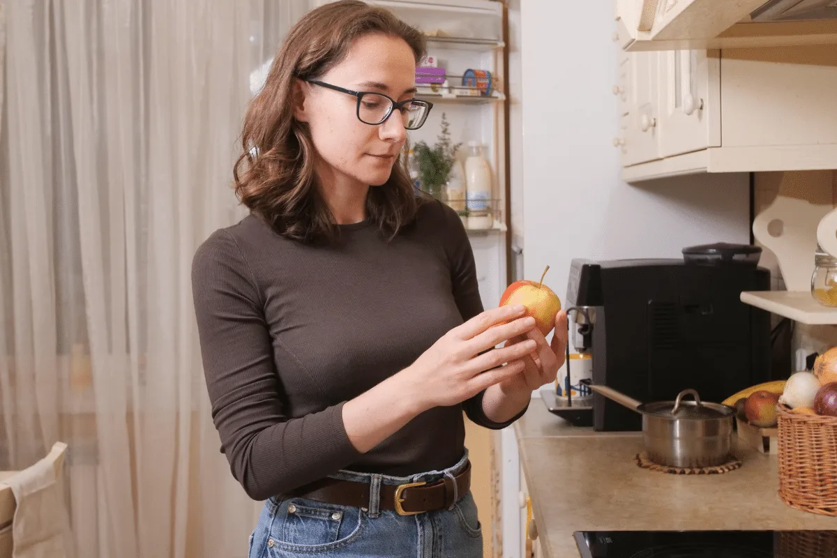 Fruta com mofo: dá para cortar a parte estragada e comer o restante?