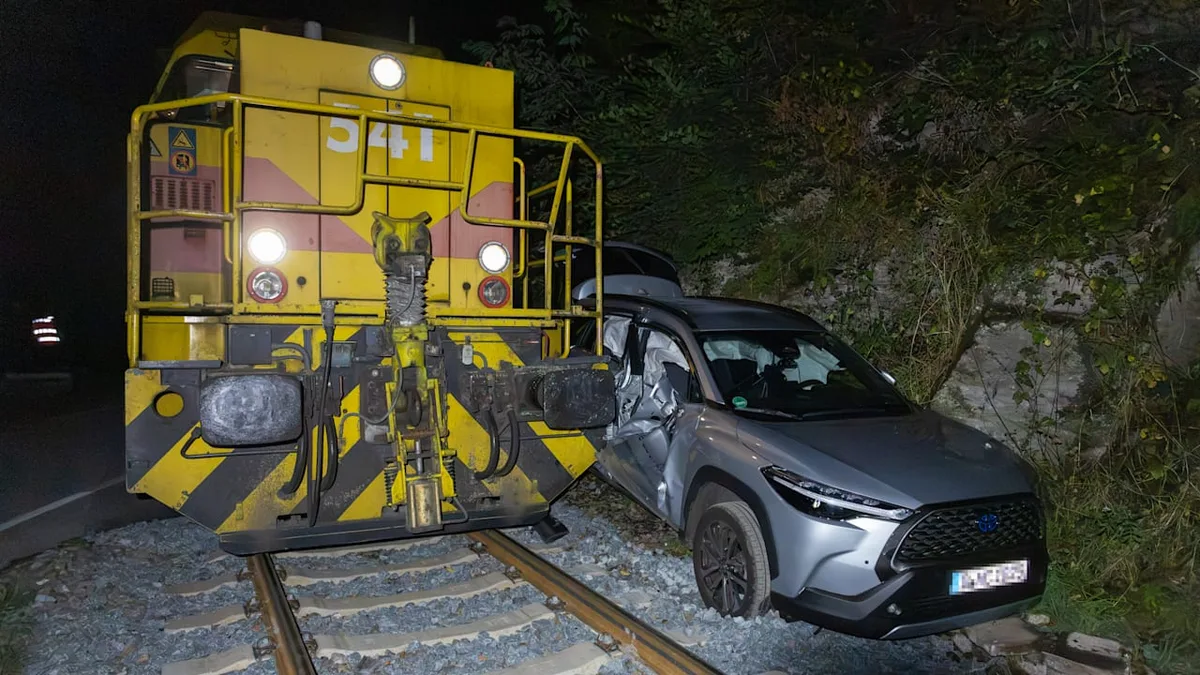 Ratingen - Güterzug kracht in Uber