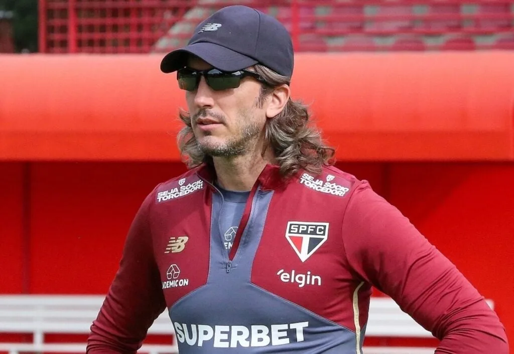 Após demitir Diniz, Corinthians mira dois técnicos argentinos