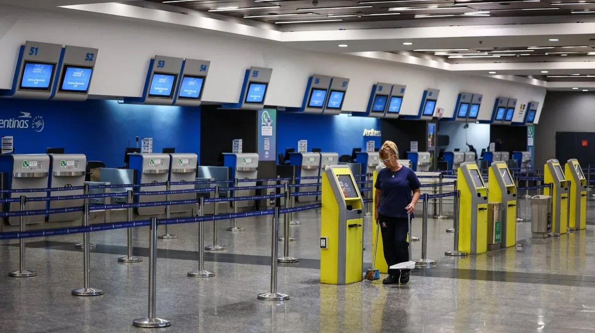 Falsa alarma en Aeroparque: la policía levantó el operativo por un paquete sospechoso y los pasajeros regresaron al hall central