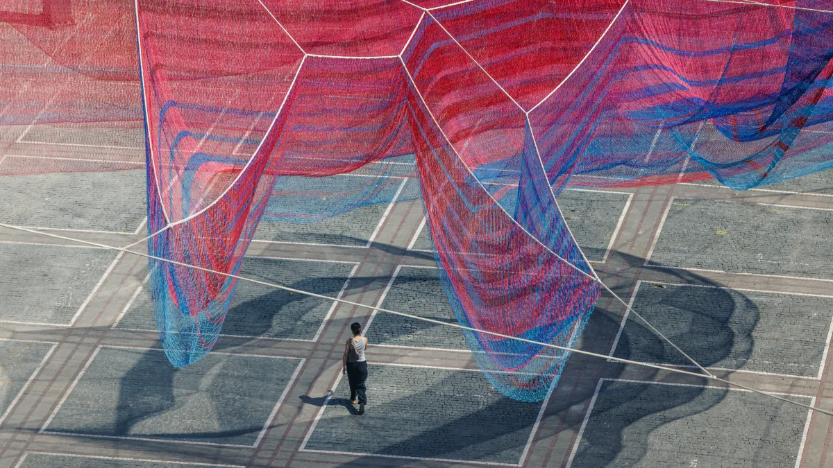 Frankfurter Netzskulptur: Ein Himmel voller Drogen