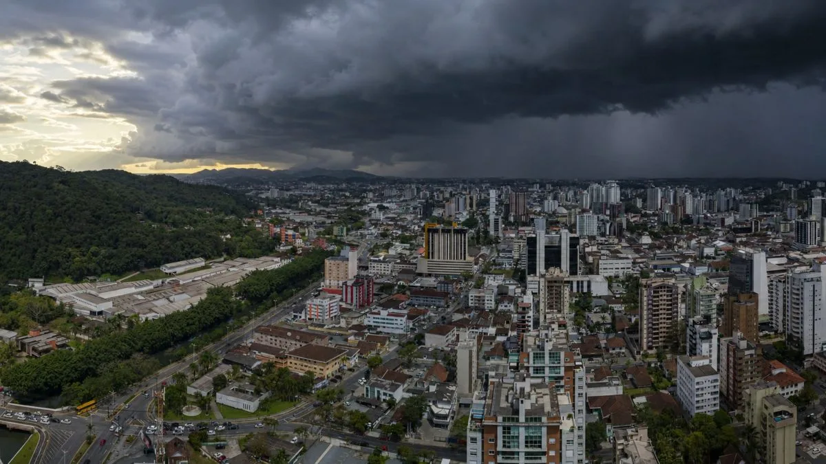 Calorão de 32°C prepara uma virada radical no tempo em Joinville