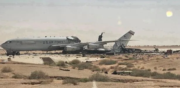 Fotos mostram avião radar destruído após ataque iraniano a base dos EUA