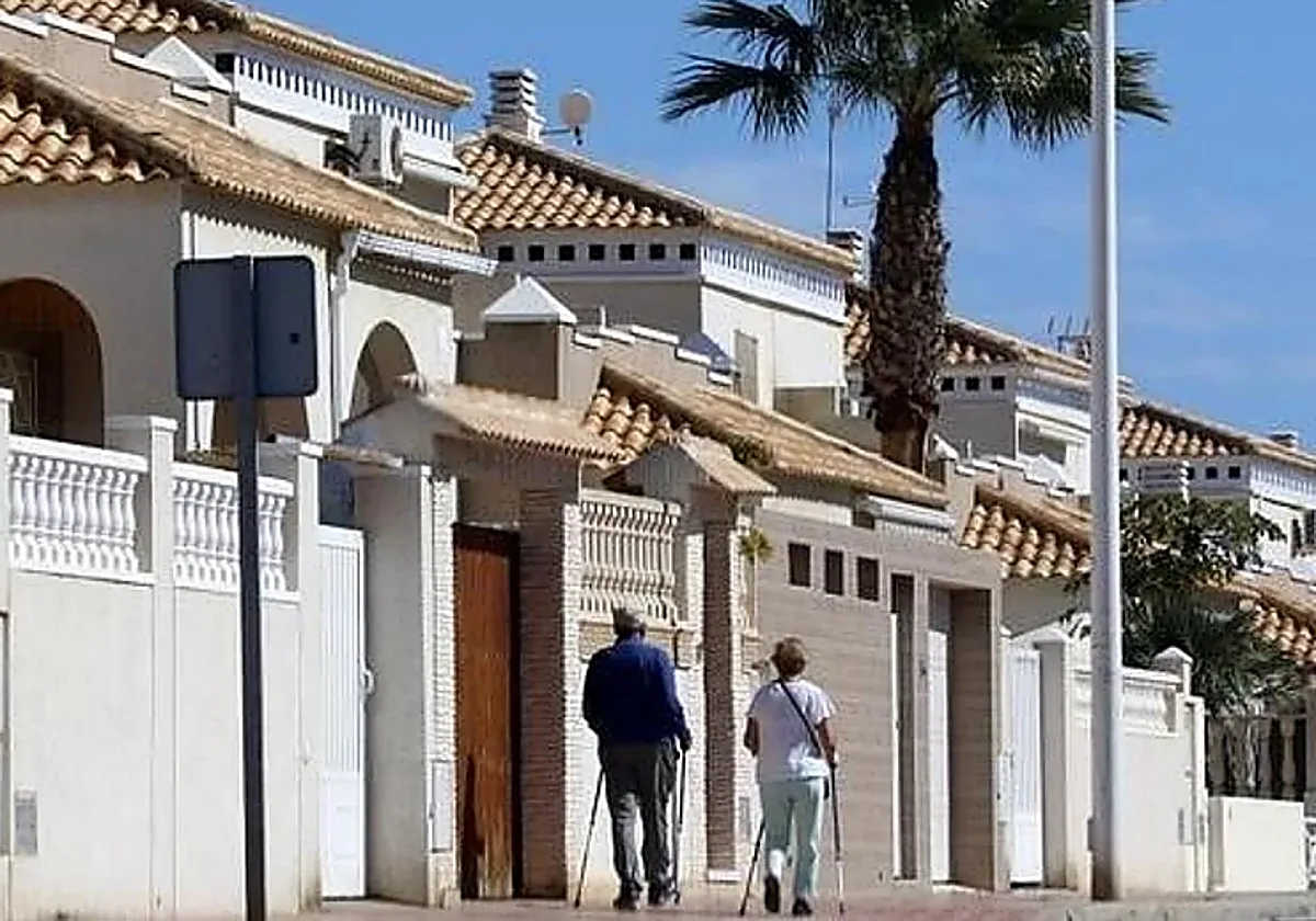 Un jubilado consigue expulsar a unos okupas de su vivienda y ahora le reclaman 12.000 euros de IBI: «No tengo las llaves y aun así me exigen pagar»