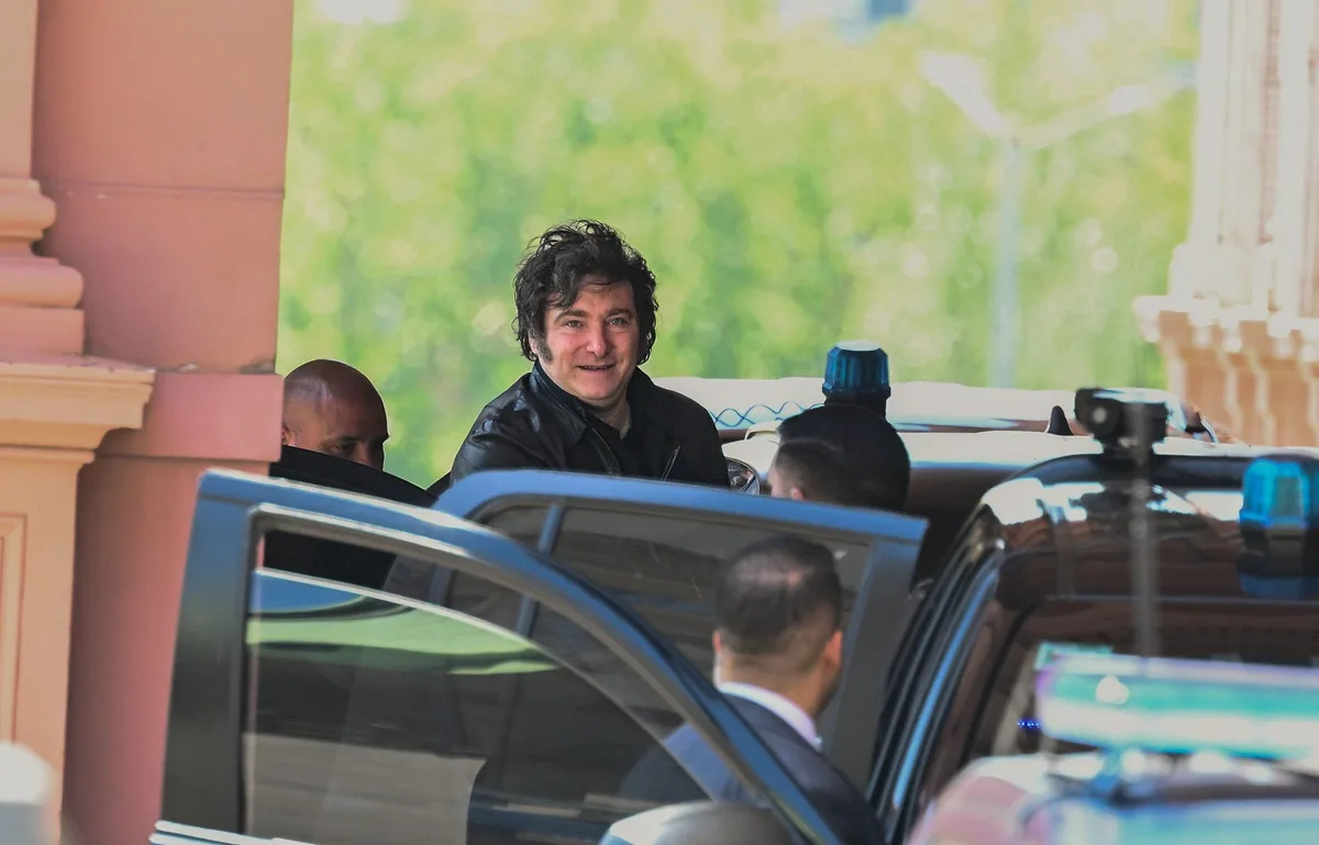 Milei regresa a la Rosada y prepara una cumbre con legisladores por una sesión clave