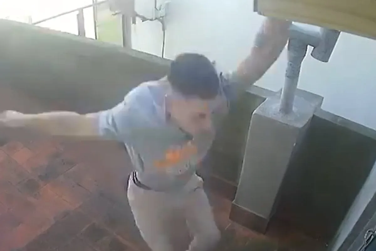 Procesaron a cuatro cómplices del “robacables” que se rompió la espalda cuando huía de la policía y se tiró de un balcón