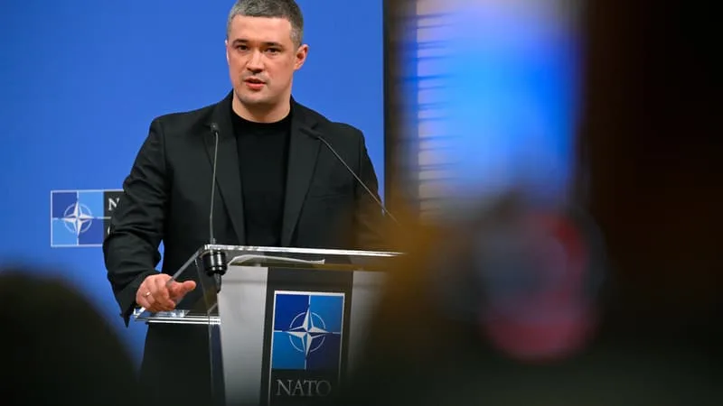 Récemment limogé par Volodymyr Zelensky, l'ex-ministre ukrainien de la Défense demande d'ouvrir la voie à des élections malgré l'invasion russe