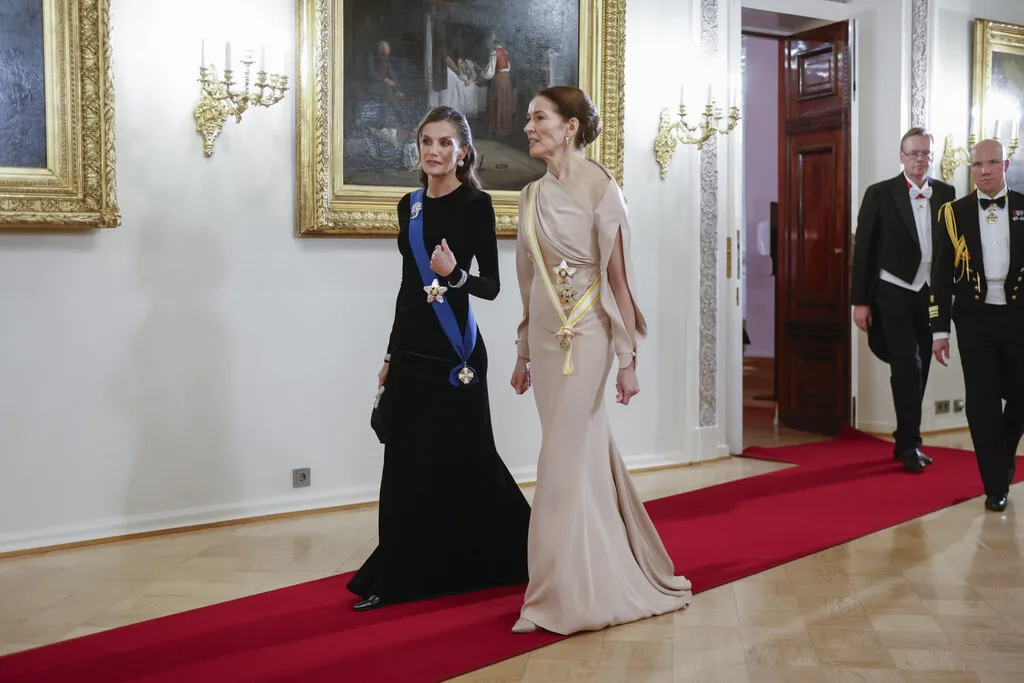 Los reyes de España están en Finlandia y los niños de un colegio les han recibido con... una canción de Perales