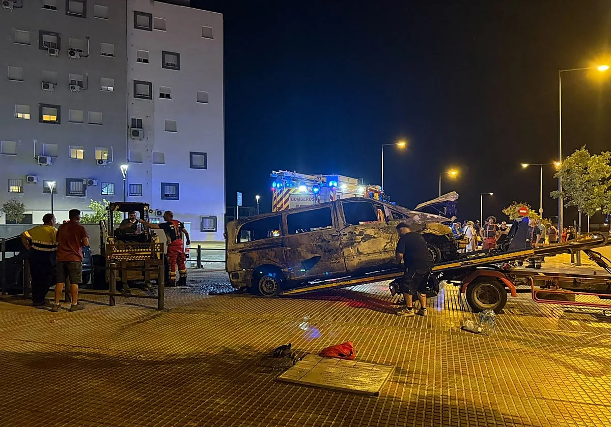 El incendio del garaje de un bloque de Tomares mantiene desalojados a decenas de vecinos