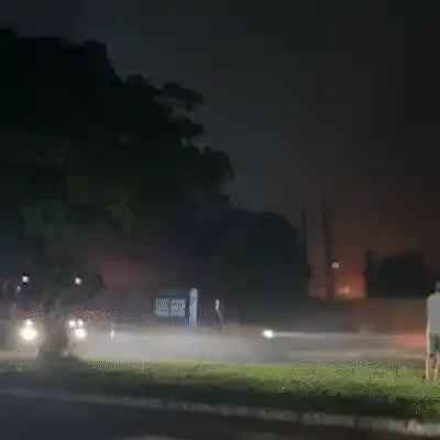 Chamas se alastram rapidamente e destroem oficina mecânica em Naviraí