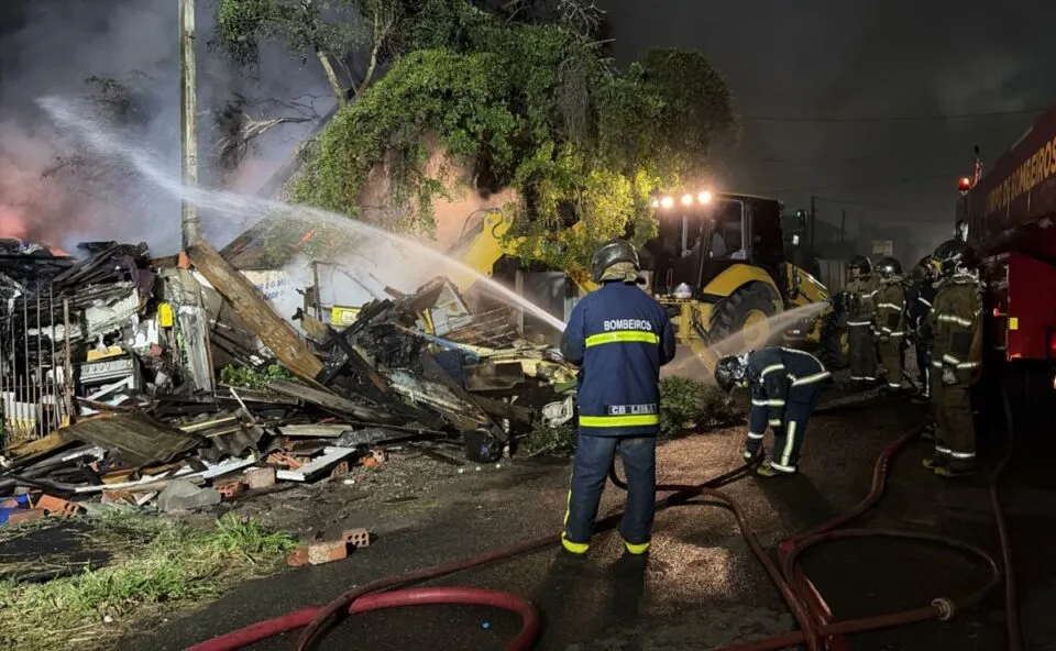 Tensão no Boqueirão! Bombeiros seguem no combate ao incêndio em residência; morador ainda não foi localizado