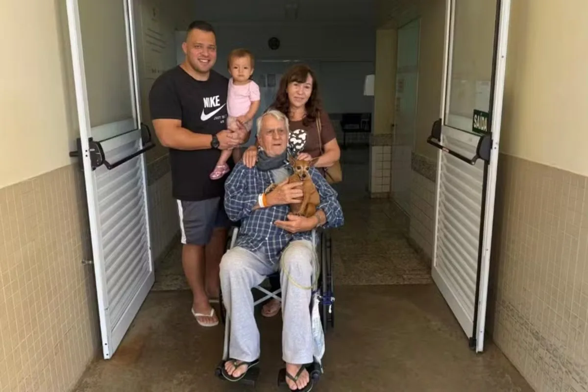 Cachorra visita tutor idoso internado e pula no colo dele em hospital de SP