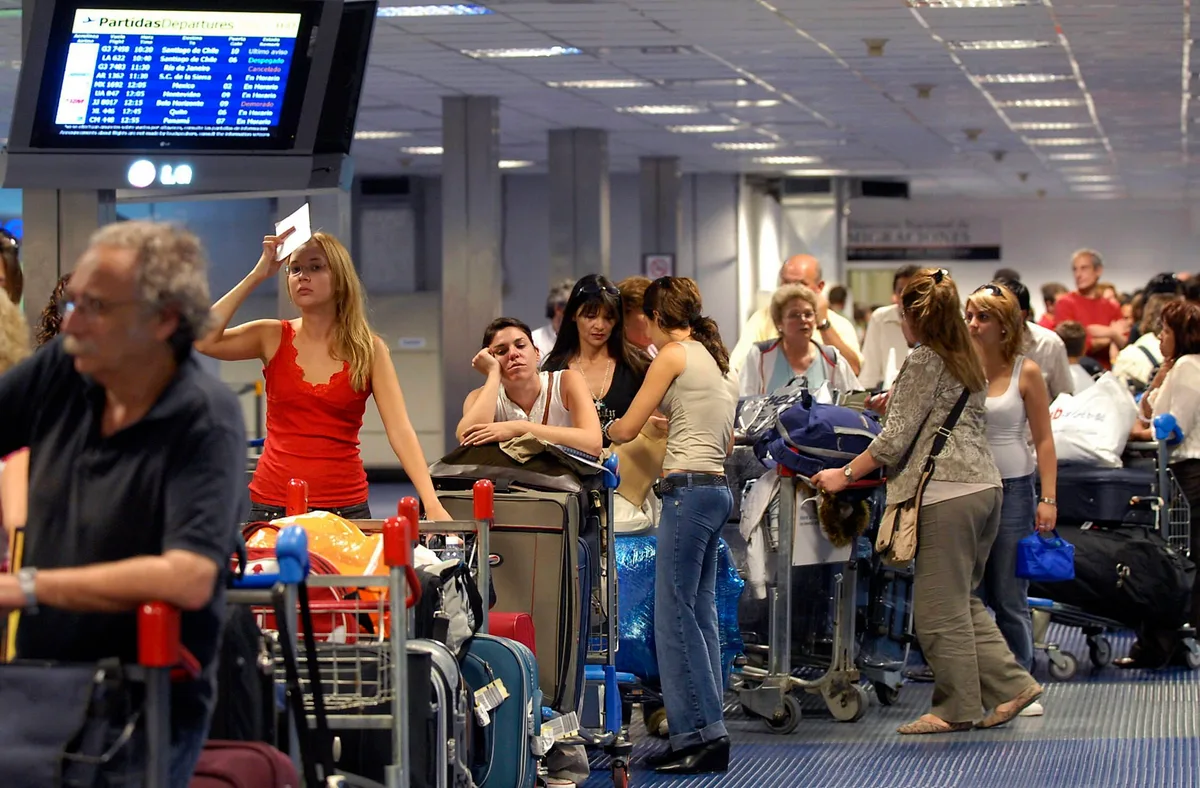 Cientos de pasajeros varados por Plus Ultra en la ruta Madrid-Buenos Aires: "Posible estafa premeditada"