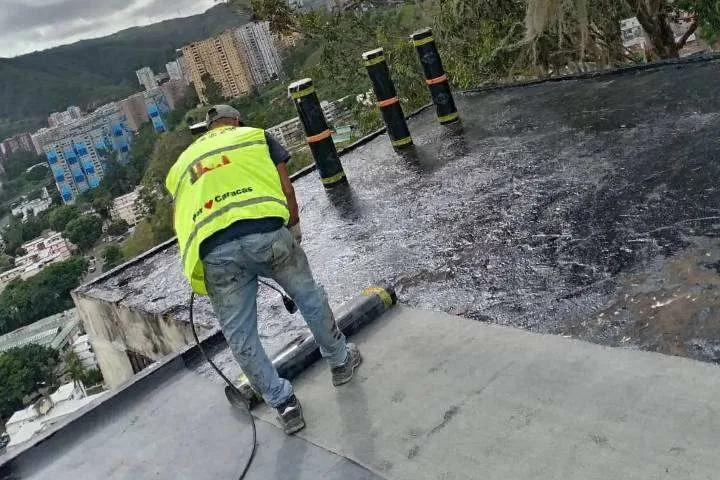 Realizan trabajos de impermeabilización en la parroquia Caricuao
