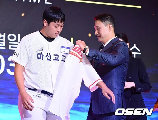 [사진]SSG 유니폼 입는 마산고 이윤성