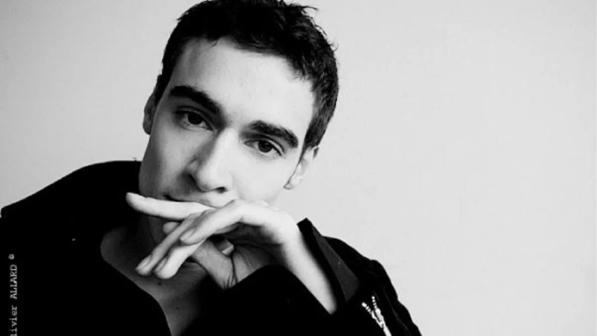 Ator de 43 anos escolhe morrer por eutanásia após complicações de hérnia; artista atuou em filmes sobre 11 de Setembro e Yves Saint Laurent