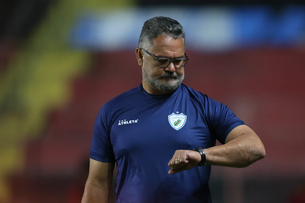 Micale avalia momento do Londrina na Série B e destaca busca por mais reforços