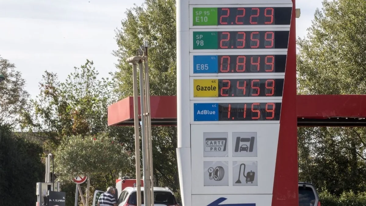 Quelles sont les pistes d'aides étudiées par le gouvernement lundi face à la flambée des prix des carburants ?