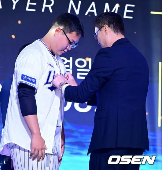 ‘후라도 닮은꼴’ 삼성 1R 신인의 소원 “고글 하나 주세요”…후라도 “OK! 대신 같은 색은 안 돼” [오!쎈 대구]