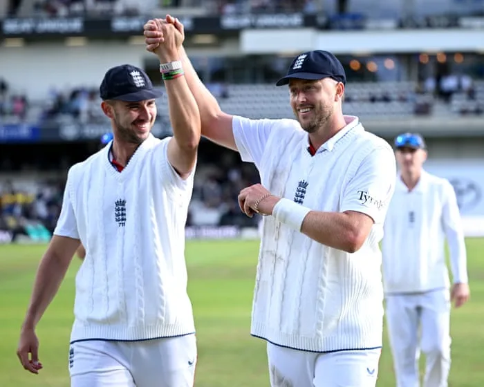 Tongue and Robinson’s high fives put England in control against Pakistan