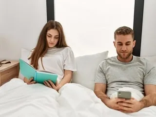 Les hommes lisent de moins en moins et surtout moins que les femmes : comment expliquer cette différence ?