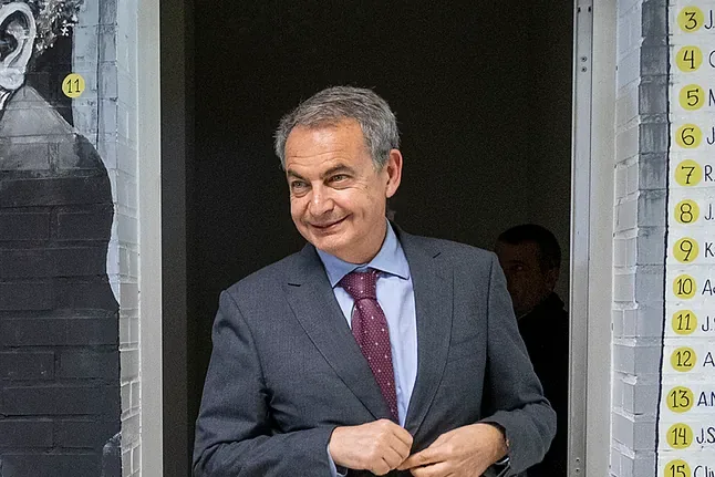 Zapatero suspende sus vacaciones a la espera de que llegue la documentación sobre las joyas