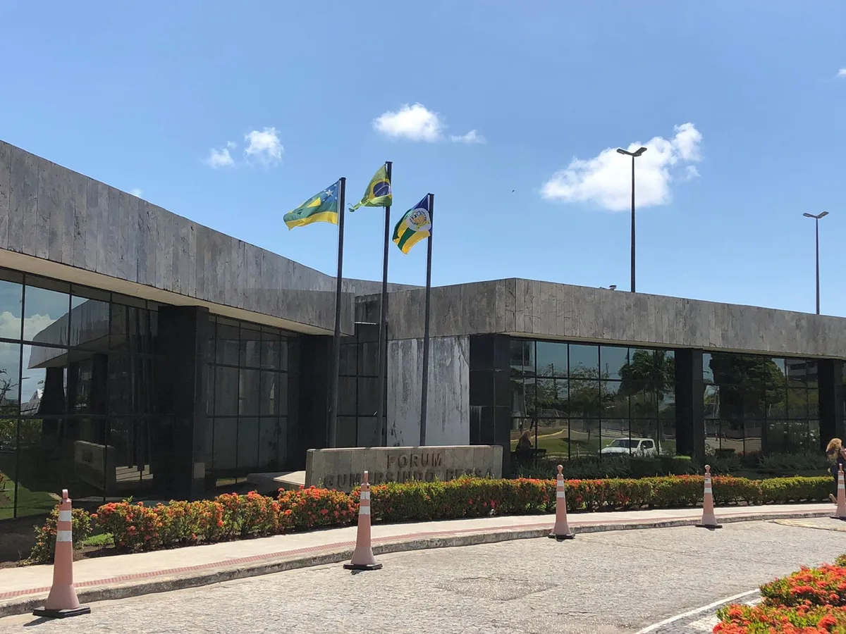 Acusado de matar mulher na frente do filho dela é julgado em Aracaju