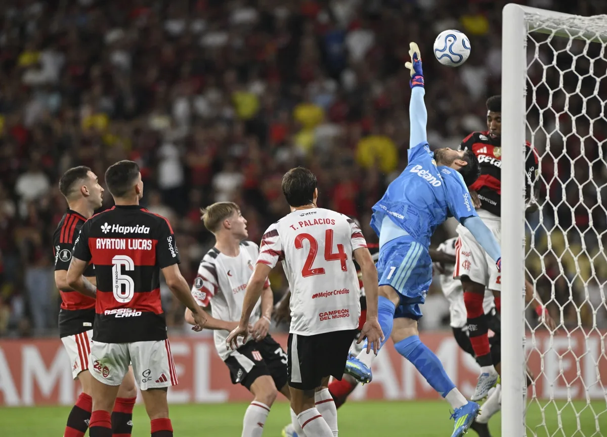 Rossi releva críticas às atuações pelo Flamengo: "Se ligasse, iria embora em seis meses"