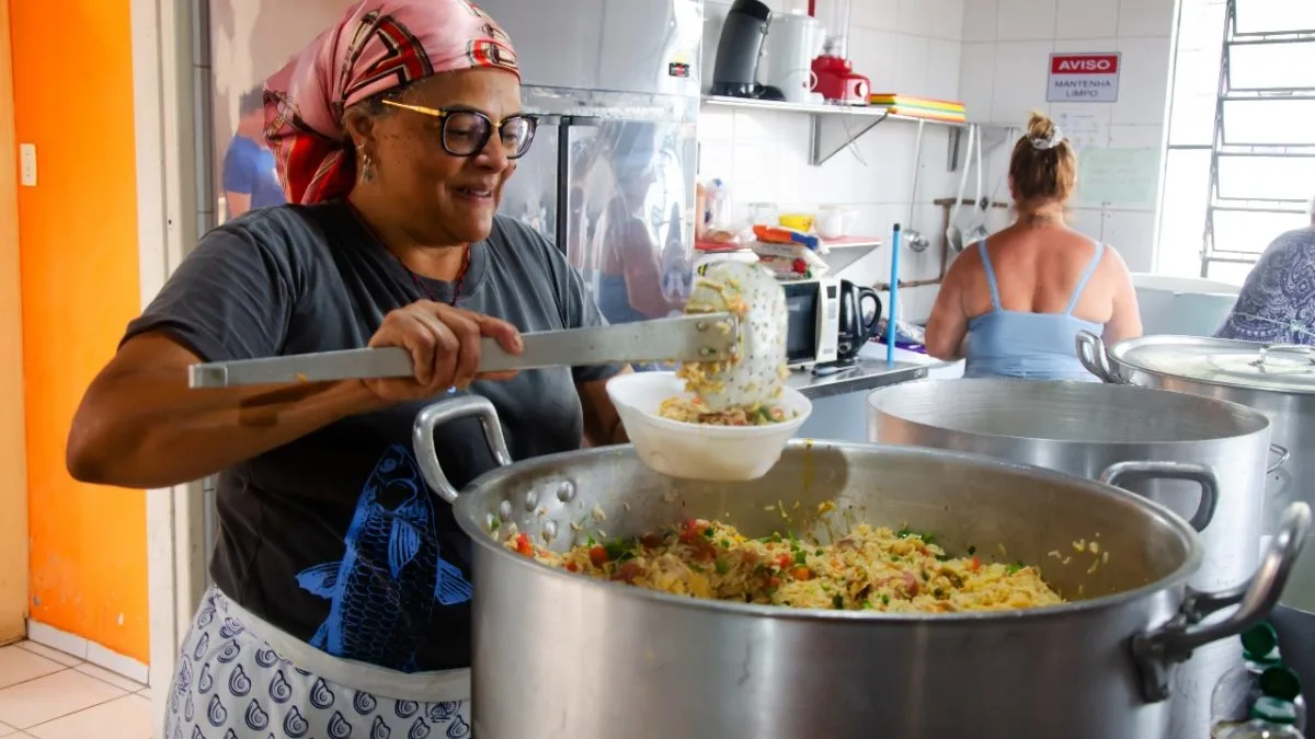 Justiça bate o martelo e decide manter programa de distribuição de marmitas em Florianópolis; cidade distribui mais de 1,6 mil refeições por dia