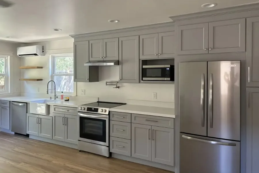 Adiós a los muebles debajo de la encimera de la cocina: esta es la nueva tendencia que ayuda a ganar espacio