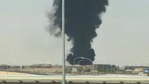 Chamas e fumaça são vistas perto de aeroporto de Riad após alerta de ataque aéreo