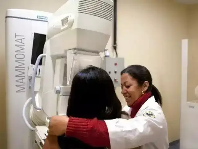 Mamografia está disponível aos 40, mas rotina começa aos 50; entenda