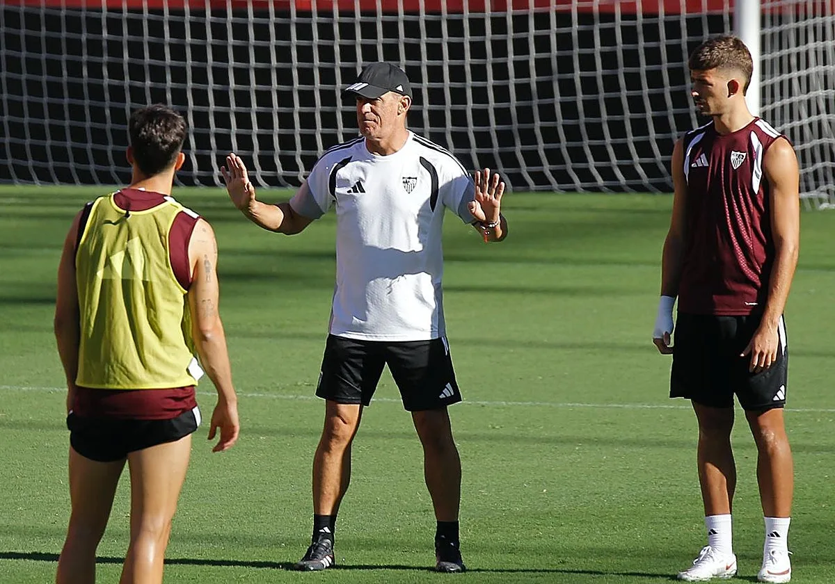 García Plaza, rotundo con la situación del equipo por el mercado: «La salida de Oso es un palo»