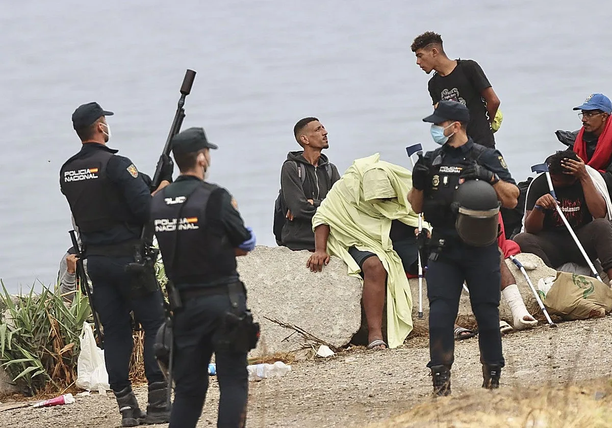 Prisión para dos inmigrantes y libertad vigilada para un menor por la agresión a un guardia civil en Ceuta