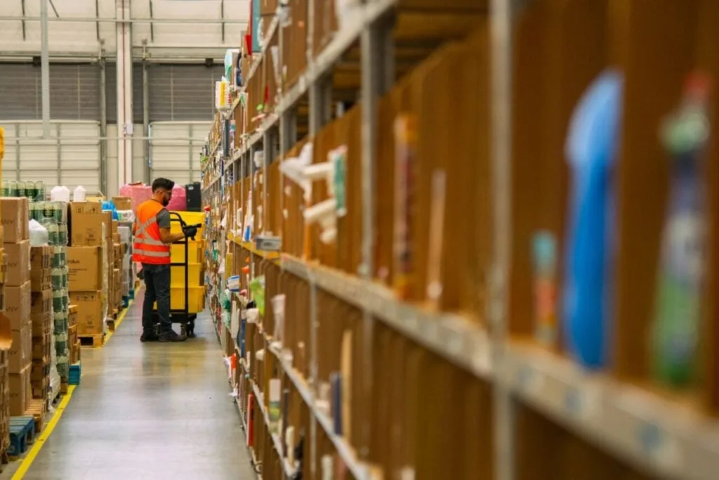 Gigante global Amazon abre novo centro de distribuição na Grande Curitiba