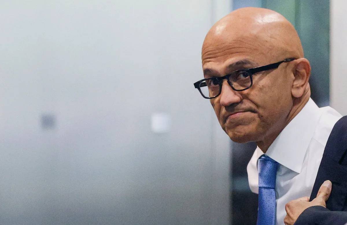 Satya Nadella, CEO de Microsoft, fija el límite del avance tecnológico: “Si la IA no está bajo control humano, no vale la pena”