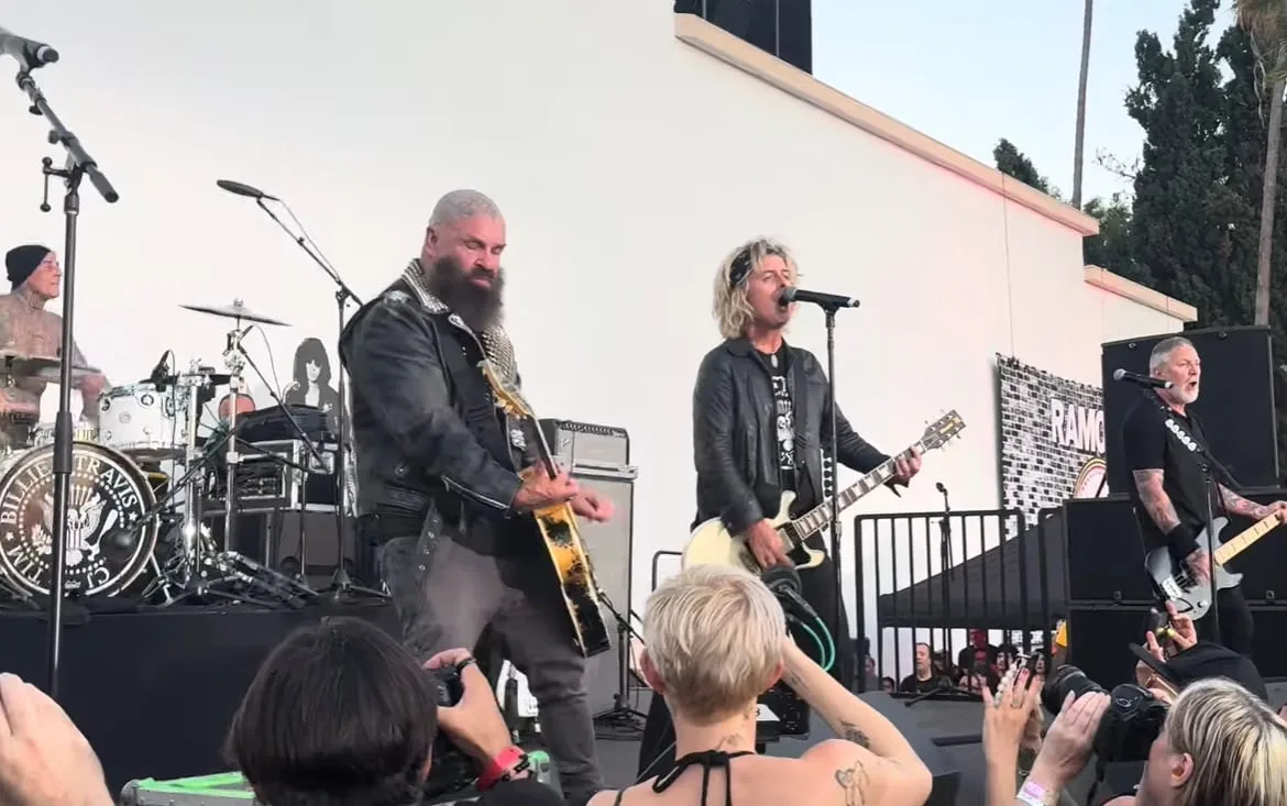 Membros de Green Day, blink-182 e Rancid se unem a CJ Ramone para comemorar os 50 anos do disco de estreia dos Ramones