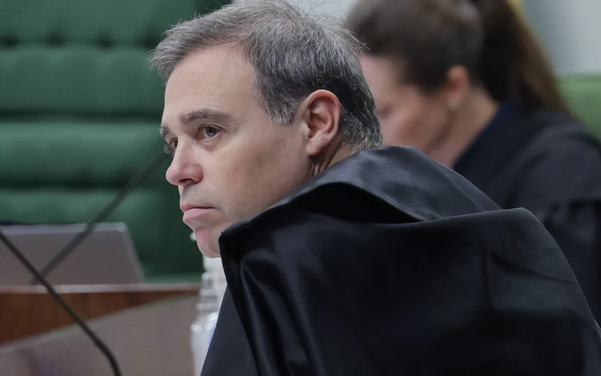 Mendonça manda derrubar vídeo que associa Flávio a Vorcaro