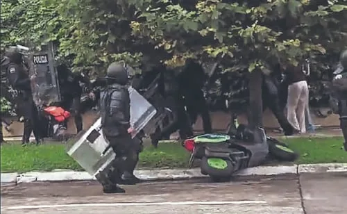 Samuel repartía pedidos cuando fue detenido por antimotines en Guadalajara; lo acusan de presuntamente lesionar a policías